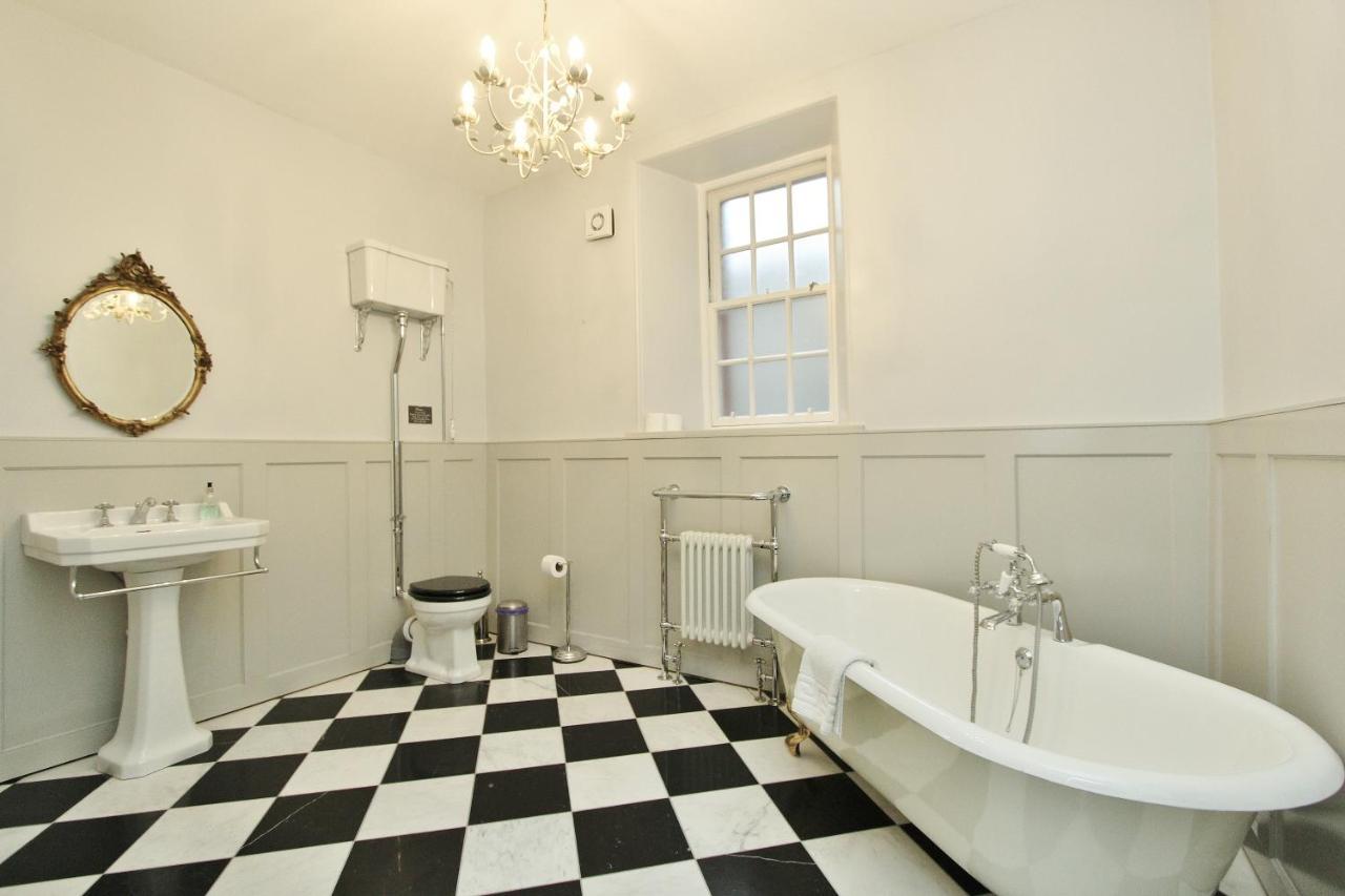 Elegant 3-Bedroom Ramsay Garden Apartment In Edinburgh City Centre Екстер'єр фото